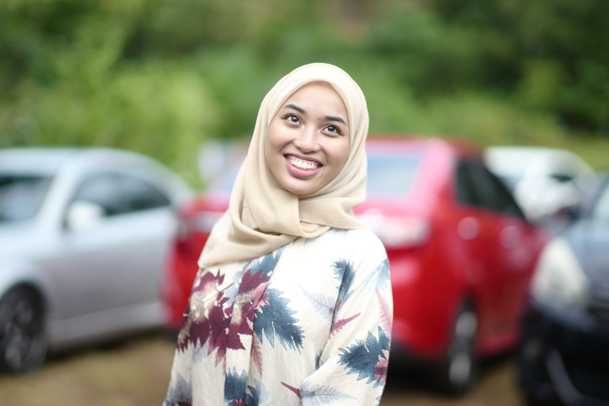 Wanita berhijab tersenyum lega — ada harapan selepas ditolak bank